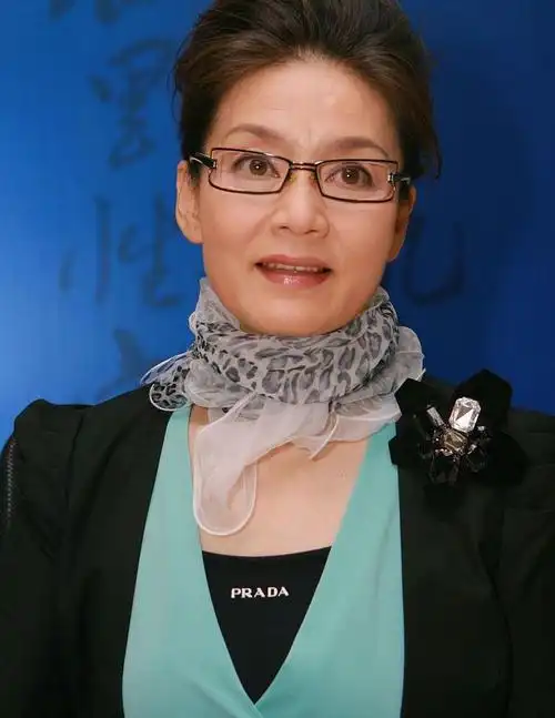 65岁潘虹依然孤傲穿套裙配葡萄珍珠项链贵族气质太深入人心