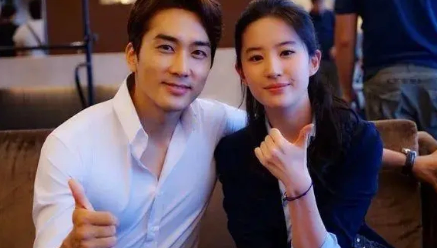 朱亚文刘亦菲旧照罕曝光同框似两辈人北电上学时友情就不一般