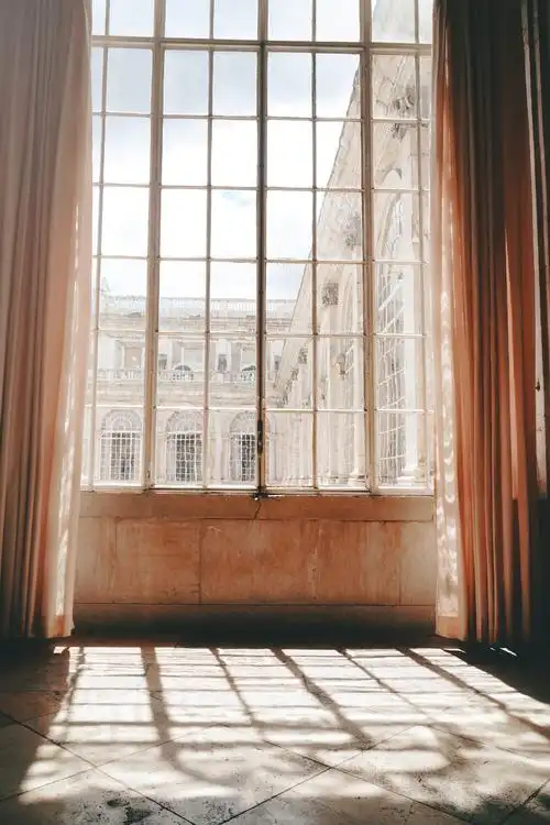 马德里王宫回廊粉粉的,阳光照进来很典雅,内部的房间不让拍摄,我也