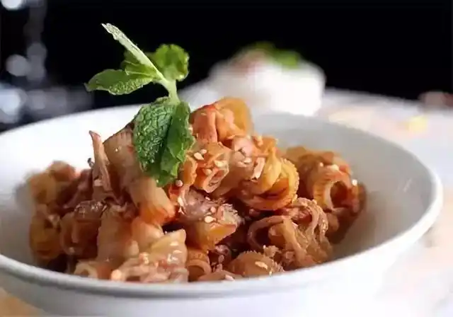 九道创新菜品制作,大厨们的智慧结晶!