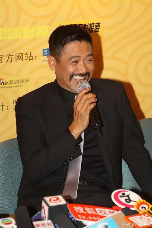 周润发裸捐56亿惹争议,疑似合理避税?老婆逼着捐款?又当又立?