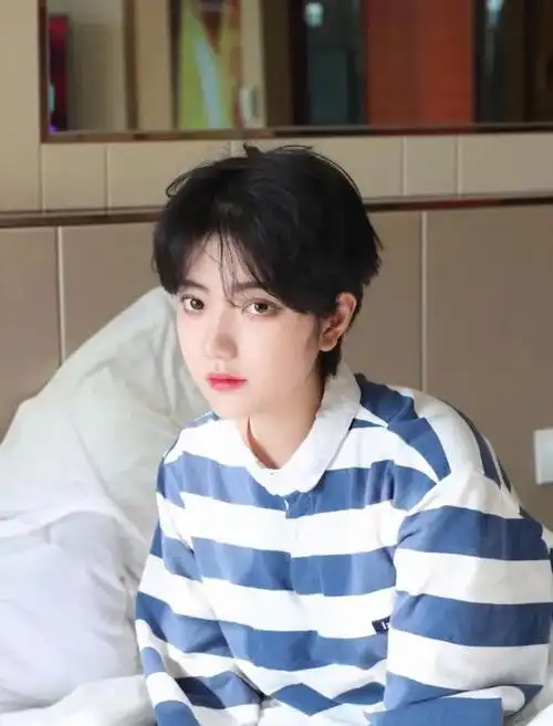 没人比超短发的姐妹更适合这种 休闲少年感穿搭了.