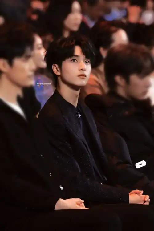 严浩翔纯黑西装##与严浩翔共赴微博之夜