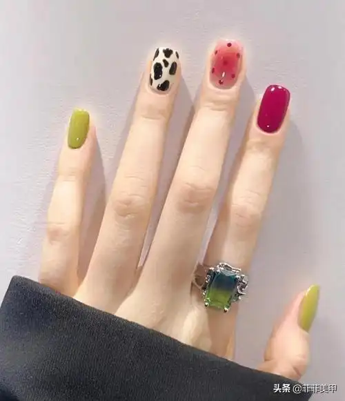 绿色的指甲油是不是显白的,蓝色和绿色指甲油哪个显白(超显白的美甲来