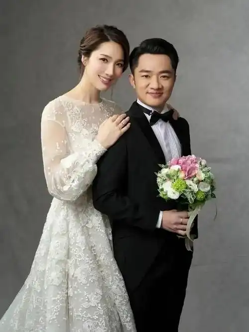 李小璐婚纱照李小璐近期机场照明星夫妻婚纱照