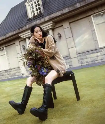 欧阳娜娜不愧是穿搭博主穿开衫配长筒靴尽显大长腿真时髦