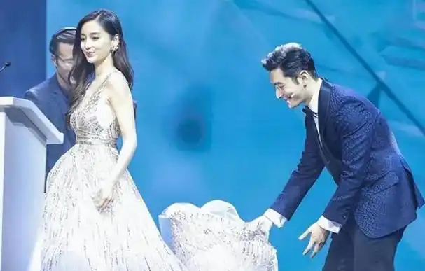 黄晓明放弃两任女友娶杨颖离婚后再看如今夫妻差距一目了然