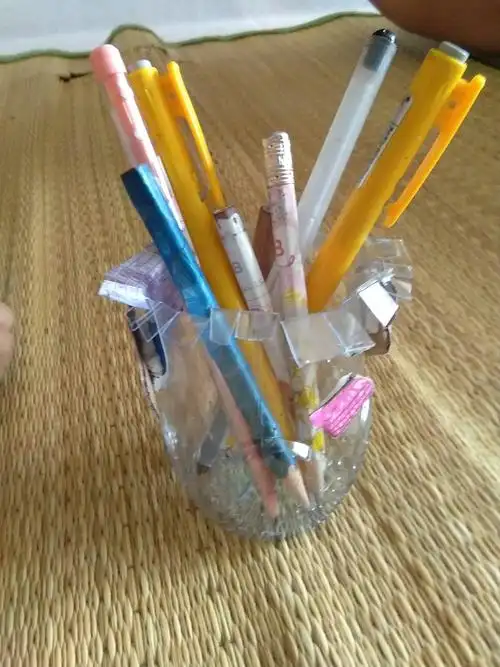 变废为宝――矿泉水瓶做的笔筒 孟凡玥