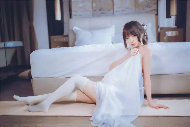 地板上的白丝水手服少女