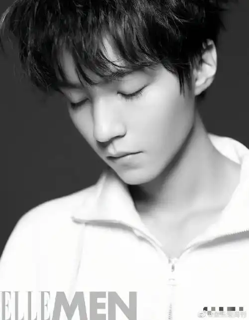 摄影师分享王俊凯眼部特写照,好漂亮的眼睛 好长的睫毛,充满故事感的