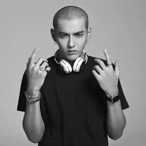 网曝吴亦凡酒吧选妃?