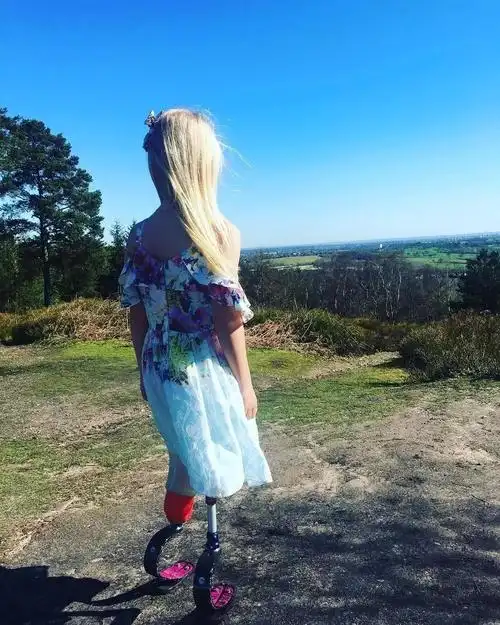 双腿截肢的9岁小模特登上了纽约时装周