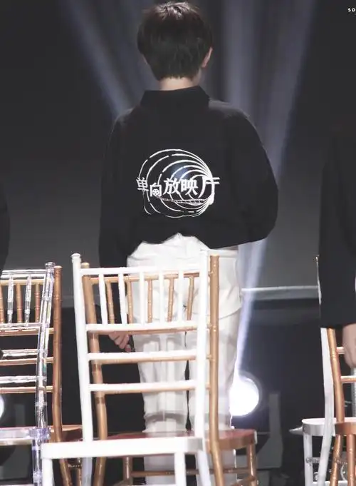 之前一直不怎么关注三代 直到今天看到这个背影让我恍惚了