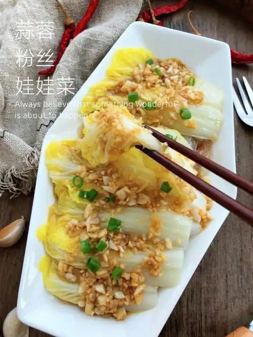 入门级食谱~蒜蓉粉丝娃娃菜做法如下:16615食材准备:娃娃菜一颗