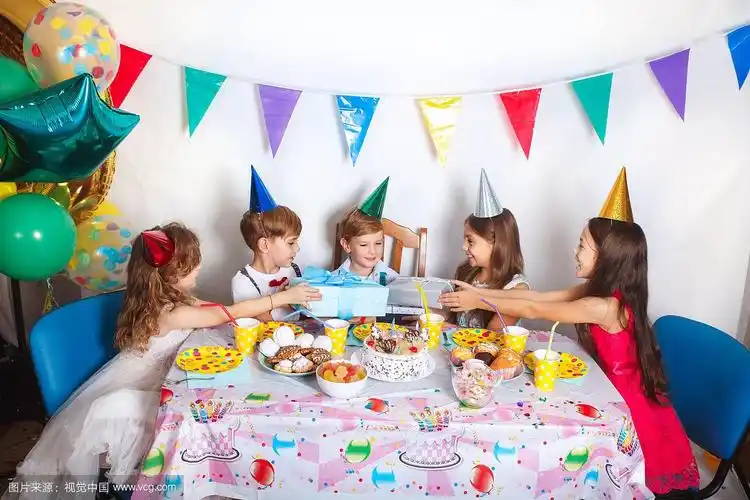 一群快乐的孩子在家里庆祝生日派对.