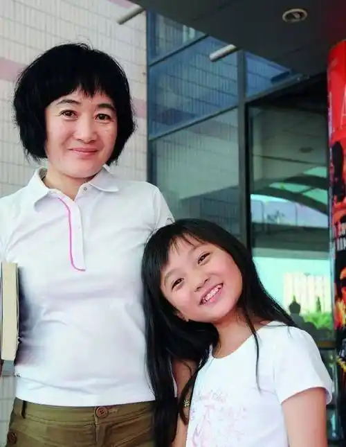 穿学士服歪头甜笑,娃娃脸被指看着像中学生_关晓彤_皮肤_带着