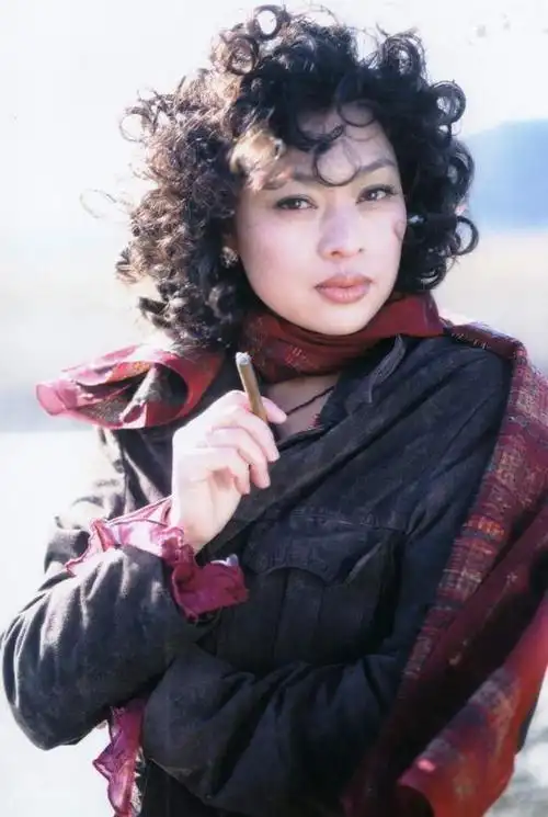 看了史可年轻时的照片,才明白张艺谋为何当初想选她而非巩俐!