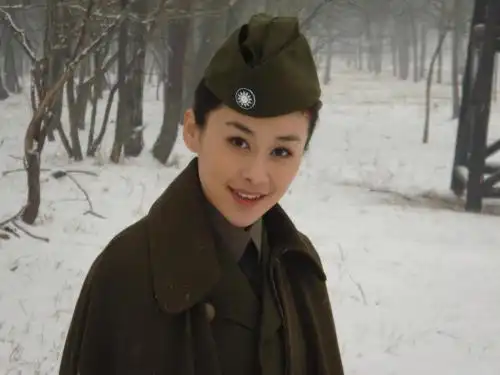 周扬在热播谍战大片《特殊使命》中饰演女间谍欧阳荷,当时的装束造型