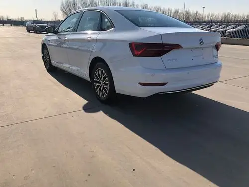 白色车身的大众速腾.显得更加高贵