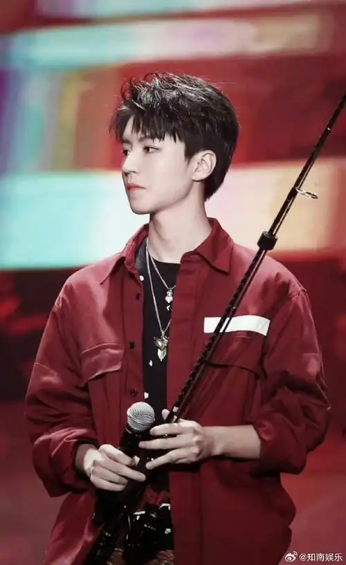 王俊凯一身正红##王俊凯红色灯绒套装