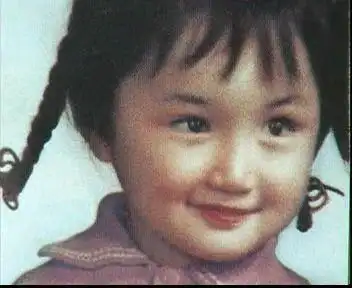 杨钰莹年轻时的照片 和臧天朔等人在欧洲 杨钰莹小时候 当年的杨钰莹