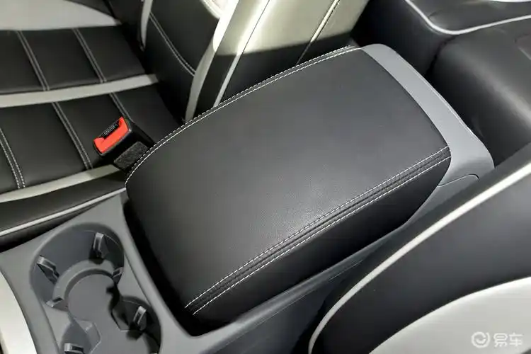 【奥迪q52015款40tfsi 技术型前排中央扶手箱汽车图片-汽车图片大全】