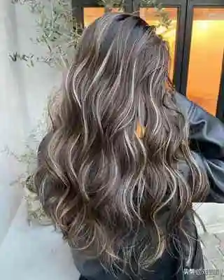 挑染整头还是偏深的发色,尤其是头顶发根的位置,这种情况下染完头发