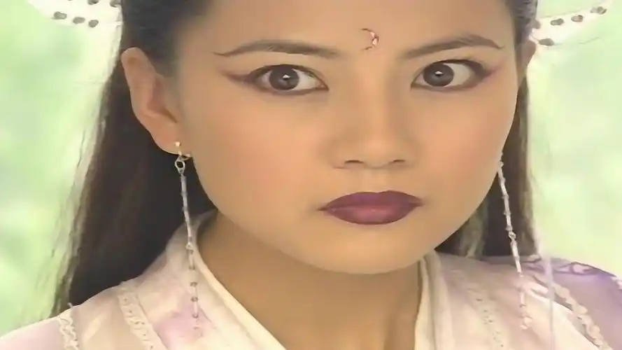 周芷若使出九阴白骨爪,赵敏感觉不是对手,珠儿复活救下赵敏