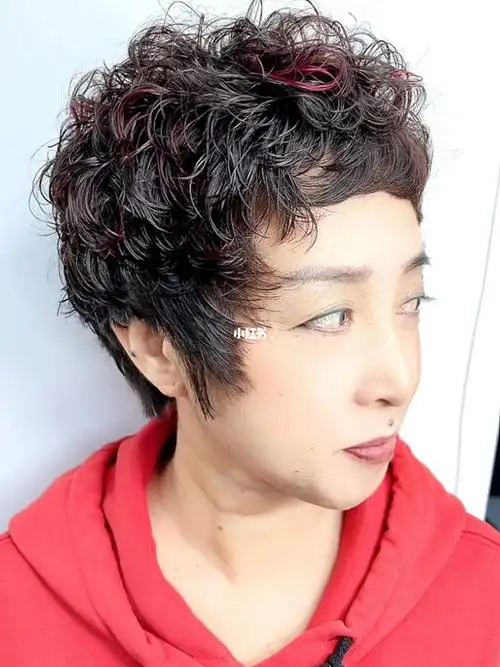 适合50多岁的女士短发烫发