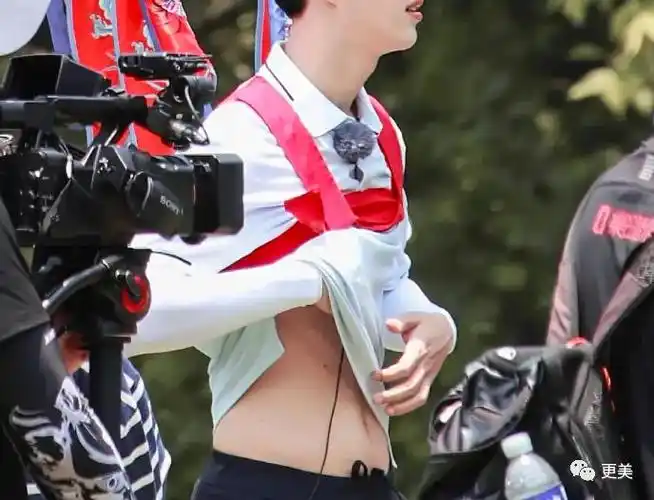 虽然肚子没有明显凸起,但要腹肌?不好意思,没有.