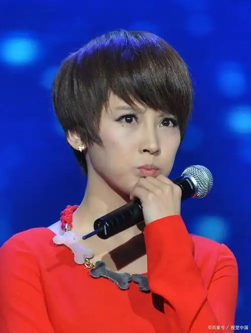 谢楠玩出新花样,滑滑板姿态帅气,带娃娱乐两不误