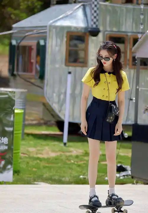 杨超越黑色百褶裙大长腿性感写真_披肩_长发_高跟鞋