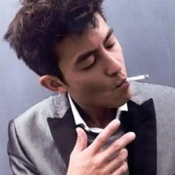 抽烟头像非主流男生伤感 我又不是谁的太阳我也不会发光