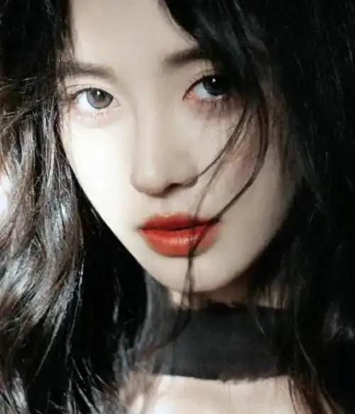 鞠婧祎妆容美得令人无法抗拒