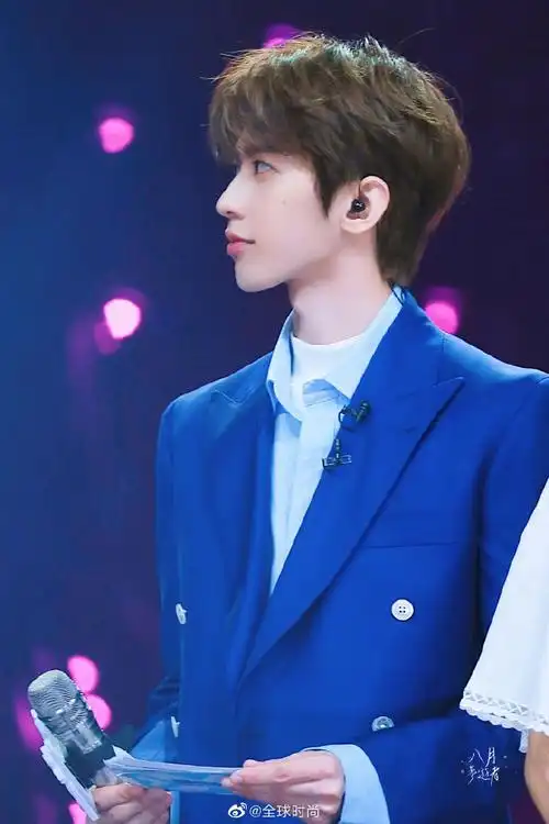 蔡徐坤蓝色西装