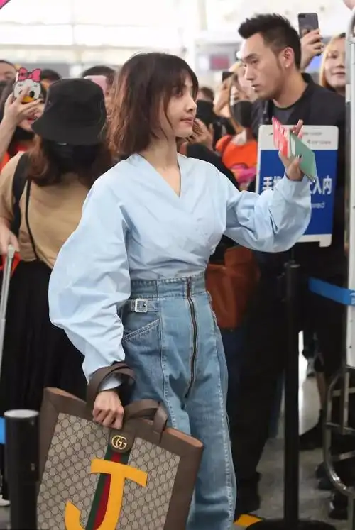 明星穿搭 | 蔡依林这样背包搭衣服,是娇小女生必学的技能