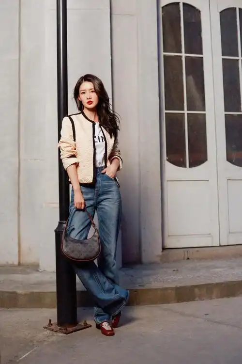 李沁太会穿,完美驾驭各种风格穿搭,轻松打造时髦感|复古|版型|马丁靴