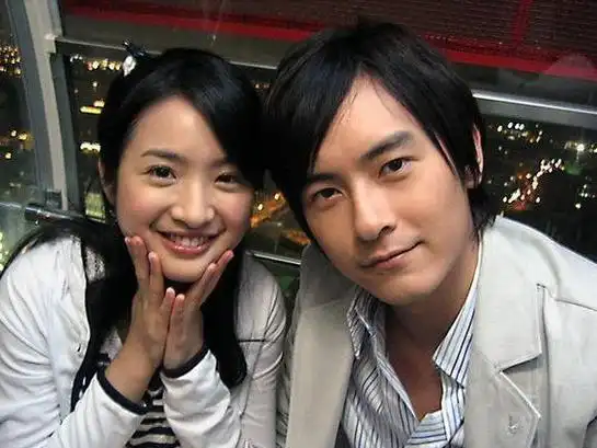 她先是出演了《飞跃情海》获得了金马奖最佳女主角,后来又和郑元畅