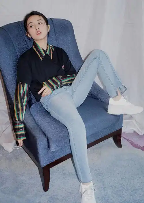 张子枫太嫩了,同框"石头爹"更像个芭比娃娃,网友直呼:想抱走