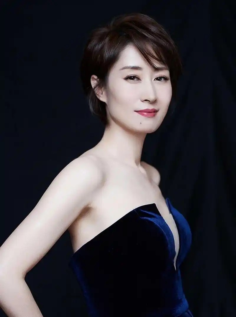 实力演员刘敏涛短发真的很显年轻很显气质!