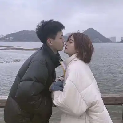 亲嘴头像图片一对 男生女生霸气亲吻头像 - qq情侣头像 - 520个性网