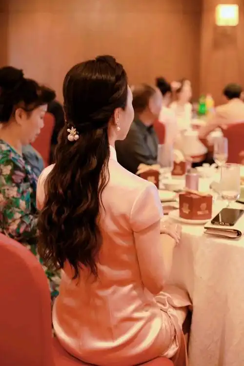 在儿子的婚礼上,妈妈选择一款合适的发型非常重要.