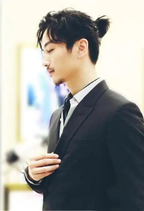 非主流小辫子发型 炫出独特无比的帅酷潮流梳扎发 干练利索的男生扎发