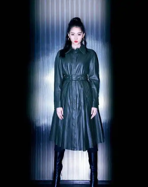 关晓彤晒帅飒风穿搭,黑色皮衣裙配高筒靴,高马尾干净利落又有型_女生