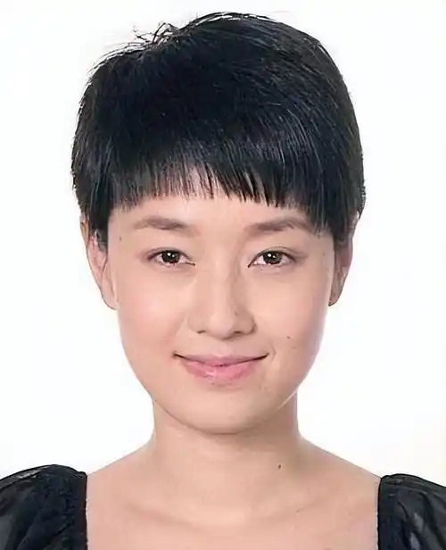 尤其是在娱乐圈中,能hold住短发的女明星本来就少,能一直hold住短发的