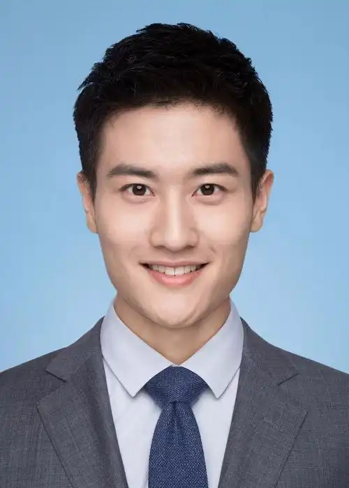 天真蓝对待小照片是认真的