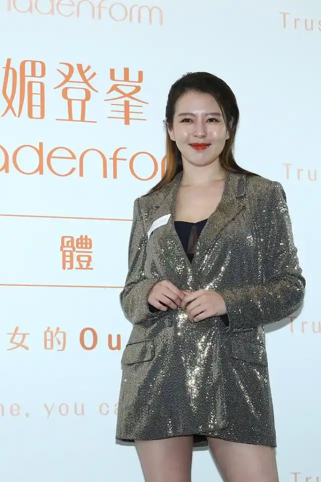 别看刘品言身材好,但穿着紧身礼裙也能勒出肉感,气场还挺强的