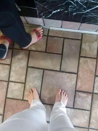 英女子多年不穿鞋出门,结婚都赤脚出场