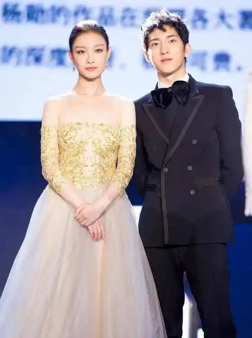 井柏然高调秀恩爱:我女朋友素颜太好看了!网友直呼狗粮吃撑了