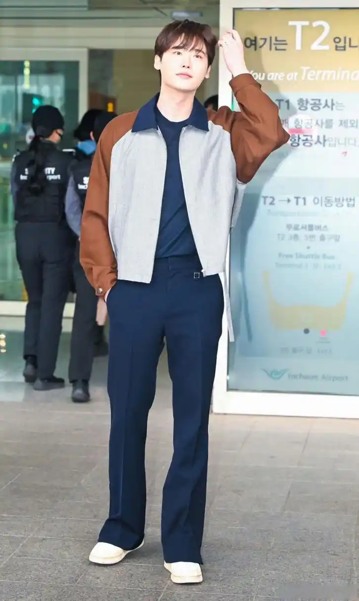 李钟硕没逃过韩国酵母#李钟硕最新机场照,这不就是妥妥的幸福肥吗!